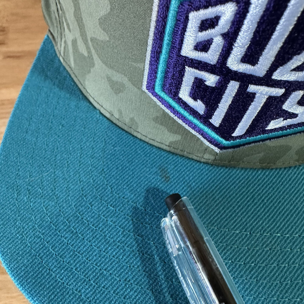 Mitchell & Ness NBA Buzz City Charlotte Hornets teal Camo Snapback Hat