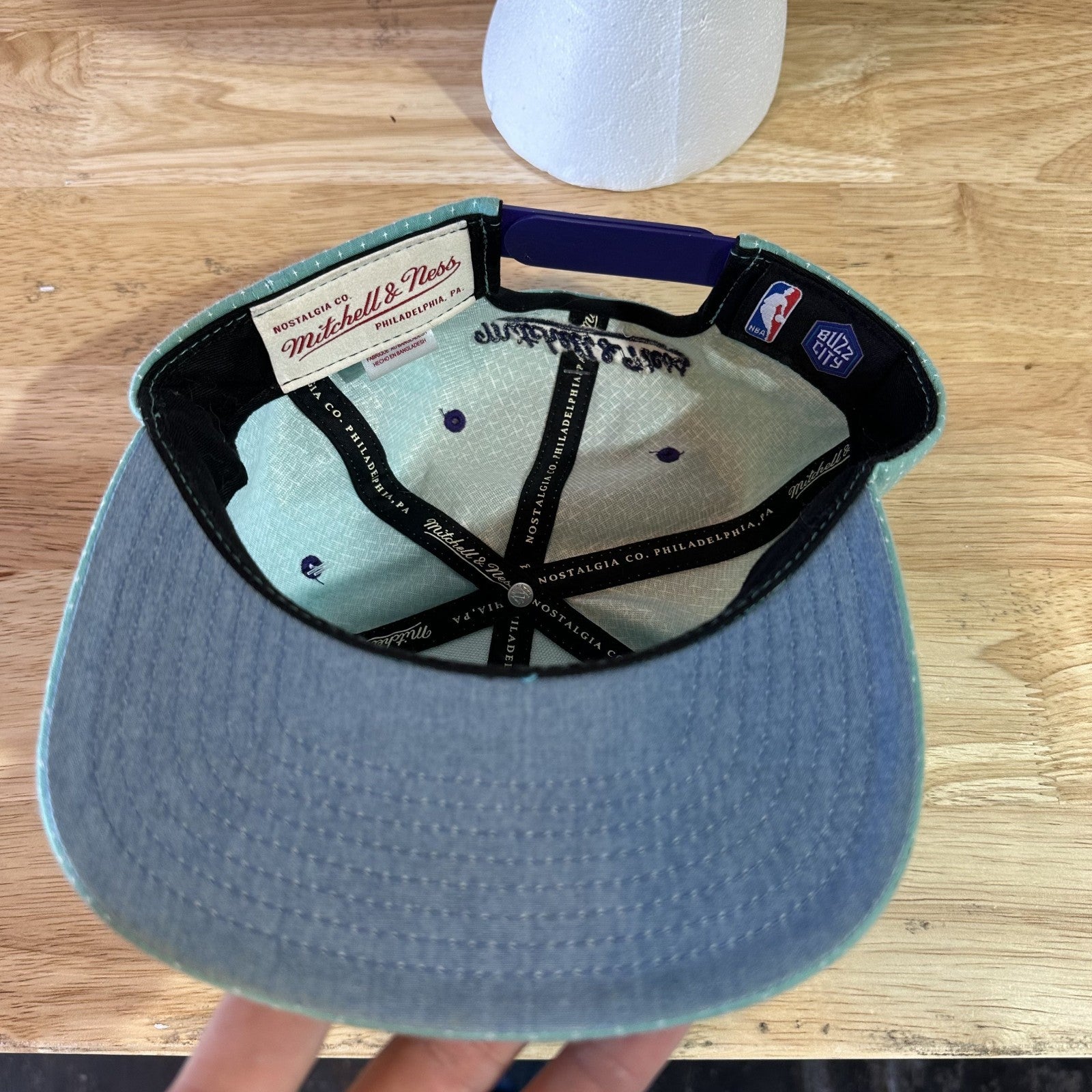 Mitchell & Ness NBA Buzz City Charlotte Hornets teal Camo Snapback Hat