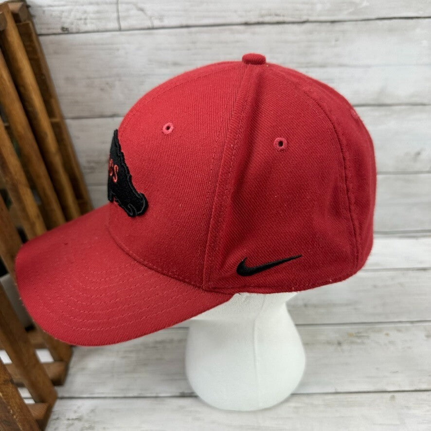 Nike Arkansas Razorbacks Swoosh Flex Fit M/L Red Ball Cap Hat Embroidered Hog