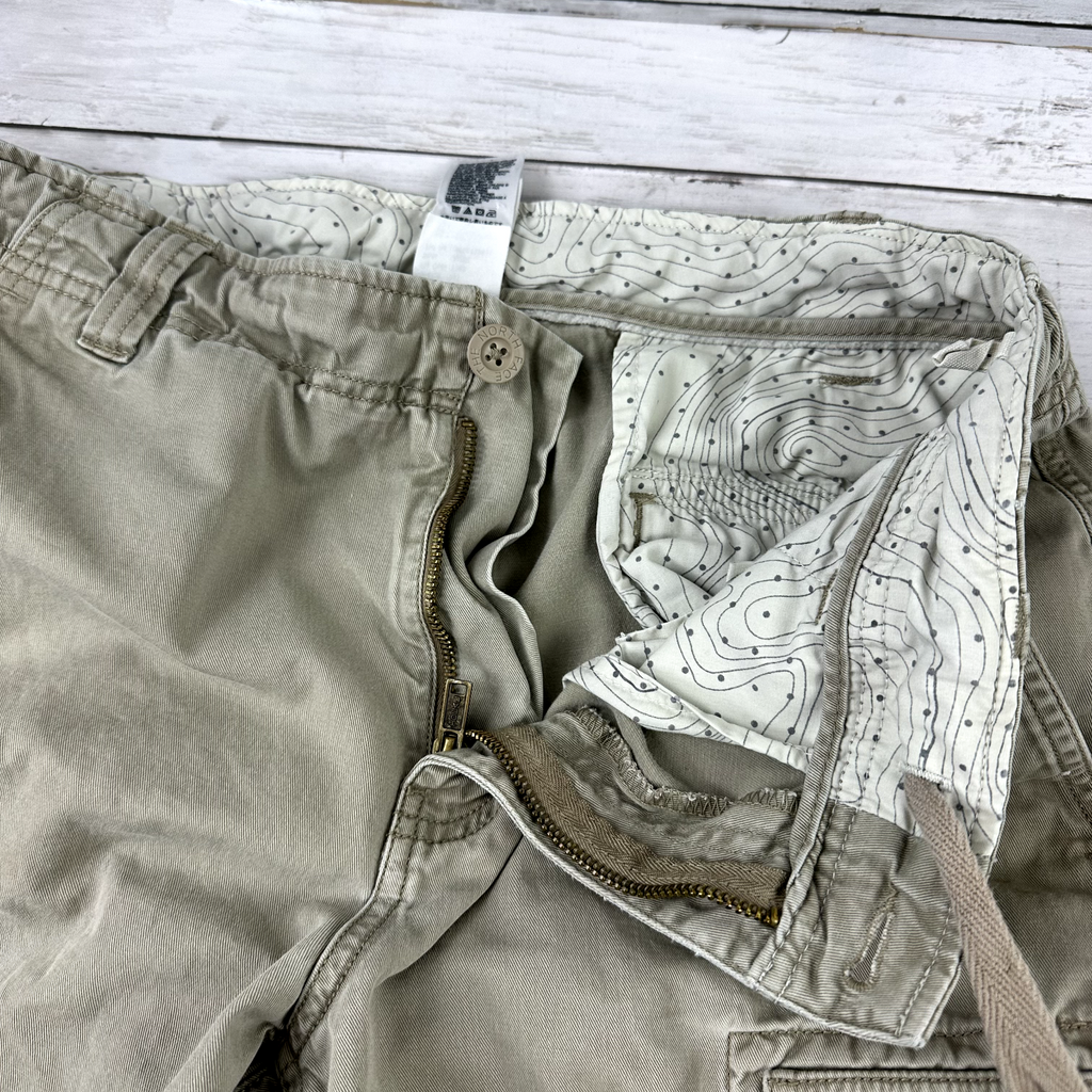 The North Face Men's Size 32 tan Cargo Pocket Hiking Shorts 32" x 11.5"