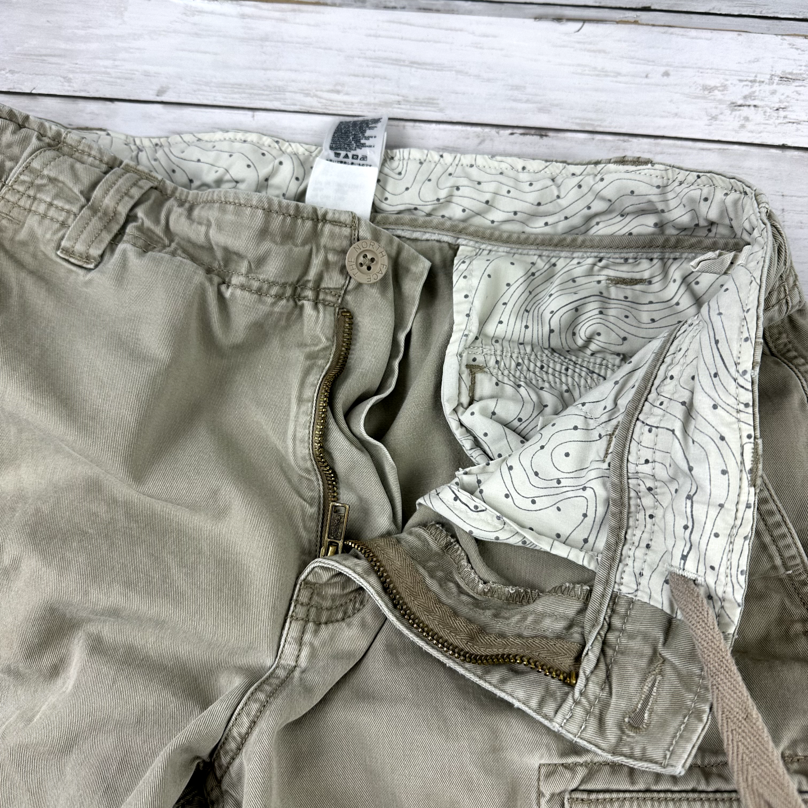 The North Face Men's Size 32 tan Cargo Pocket Hiking Shorts 32" x 11.5"