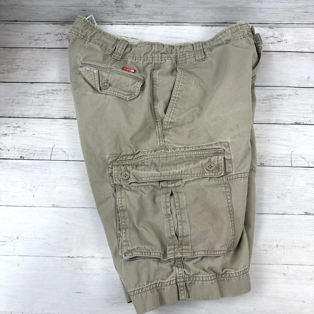 The North Face Men's Size 32 tan Cargo Pocket Hiking Shorts 32" x 11.5"