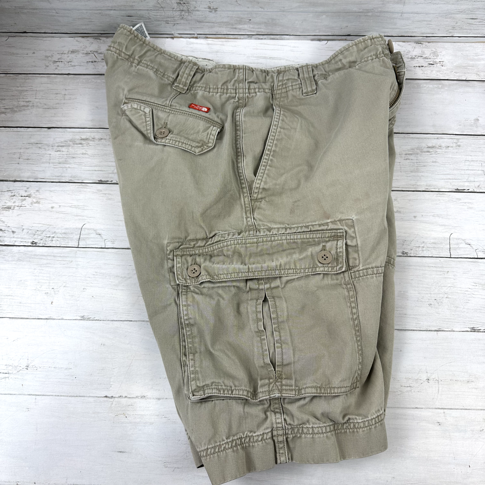 The North Face Men's Size 32 tan Cargo Pocket Hiking Shorts 32" x 11.5"
