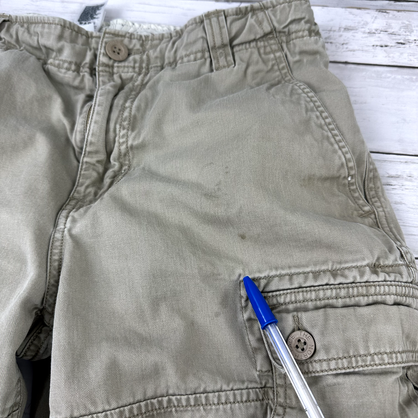 The North Face Men's Size 32 tan Cargo Pocket Hiking Shorts 32" x 11.5"